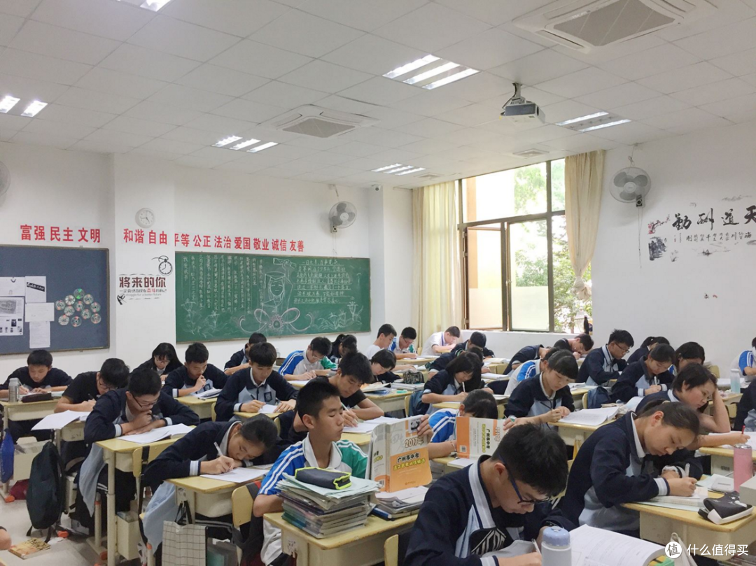 广东一中学取消早读，周三专属懒觉日，多睡20分钟太香了！
