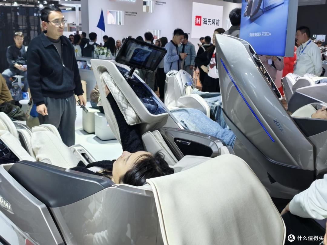 按摩椅进化成机器人?荣泰AWE发布「新物种」,把专业理疗搬回家