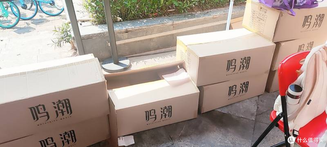 二次元有多顶?广州大学城献血排疯了,只为鸣潮毛绒玩偶!