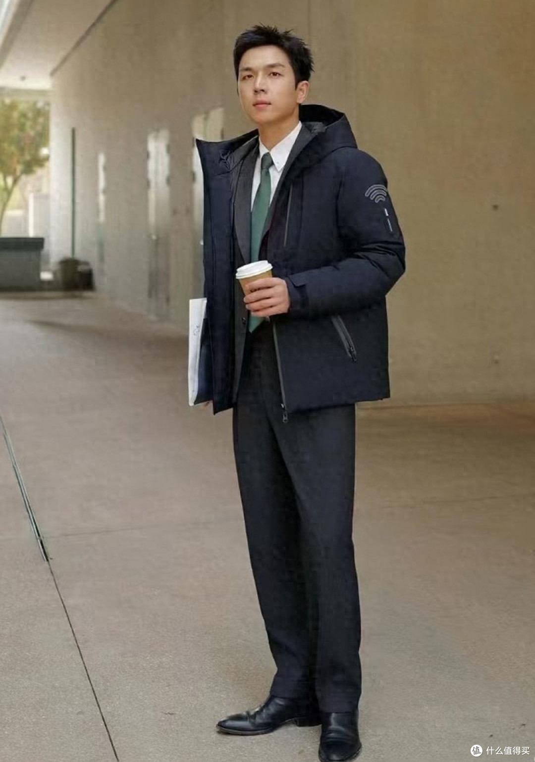 男人上了年纪后,尽量别穿黑色、藏蓝色,换成这些颜色,洋气减龄