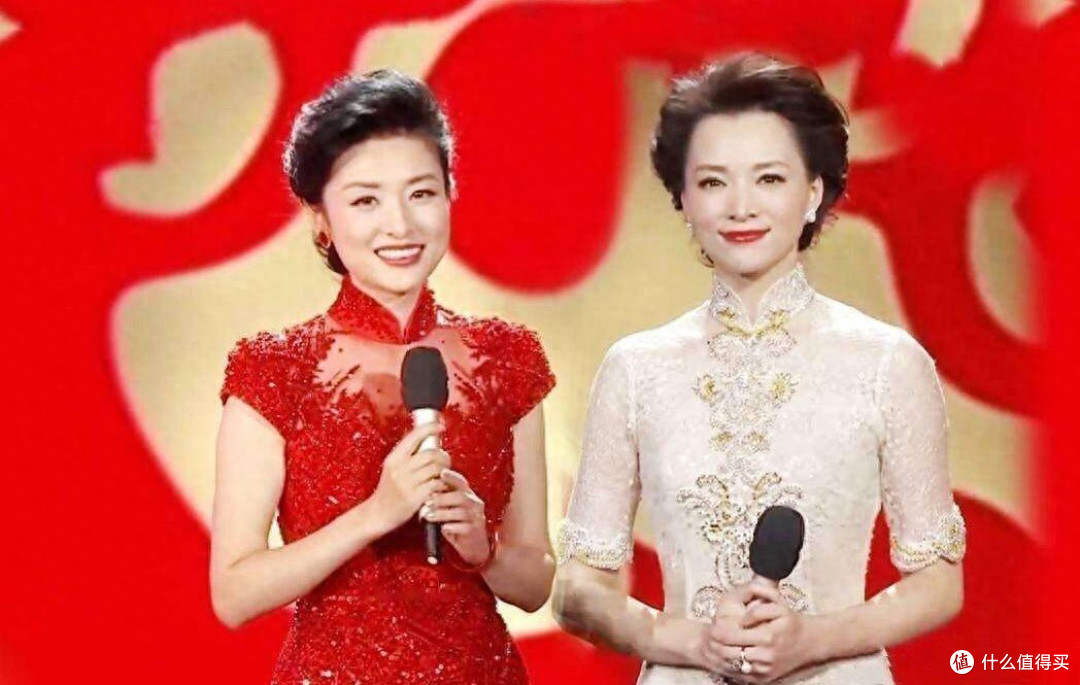 看董卿，再看周涛：发现有品位的女人，穿裙子不搭配丝袜、不过膝