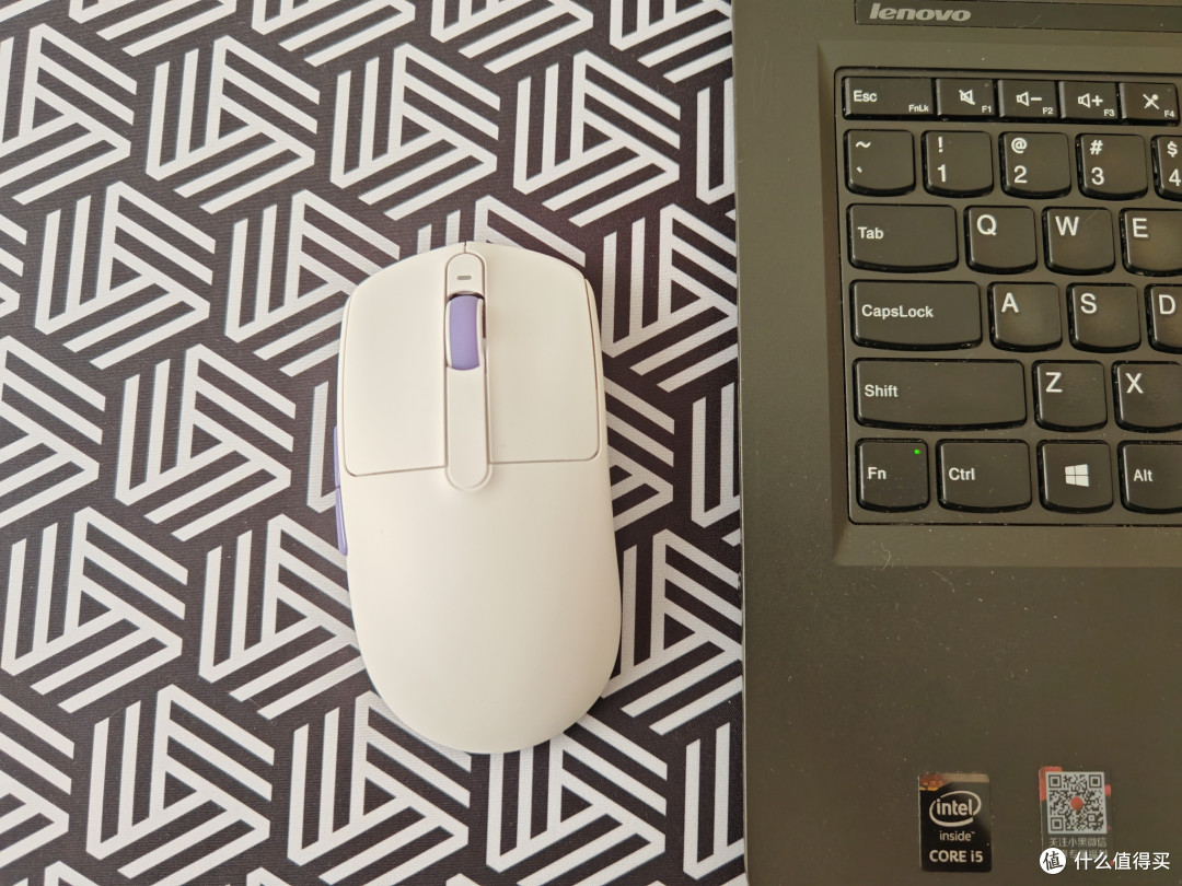 Akko灵动 V9 Ultra 三模电竞鼠标实测:39g 轻到飞起,百元档性价比首选