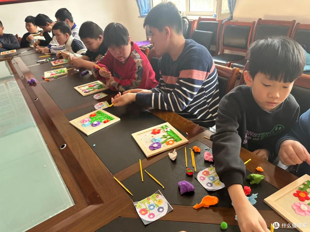 公主岭市青年先锋志愿者协会“葵放岭上”关爱一老一小黏土画