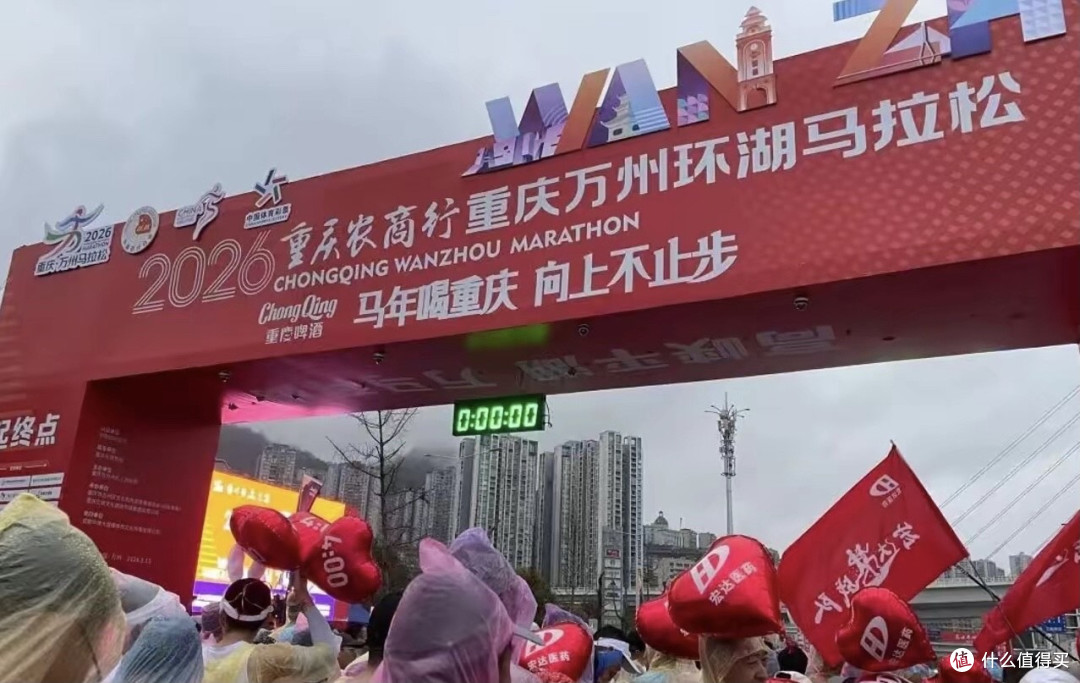 外媒痛批万州马拉松!爆料冠军多次向裁判解释,仍被强行推出赛道