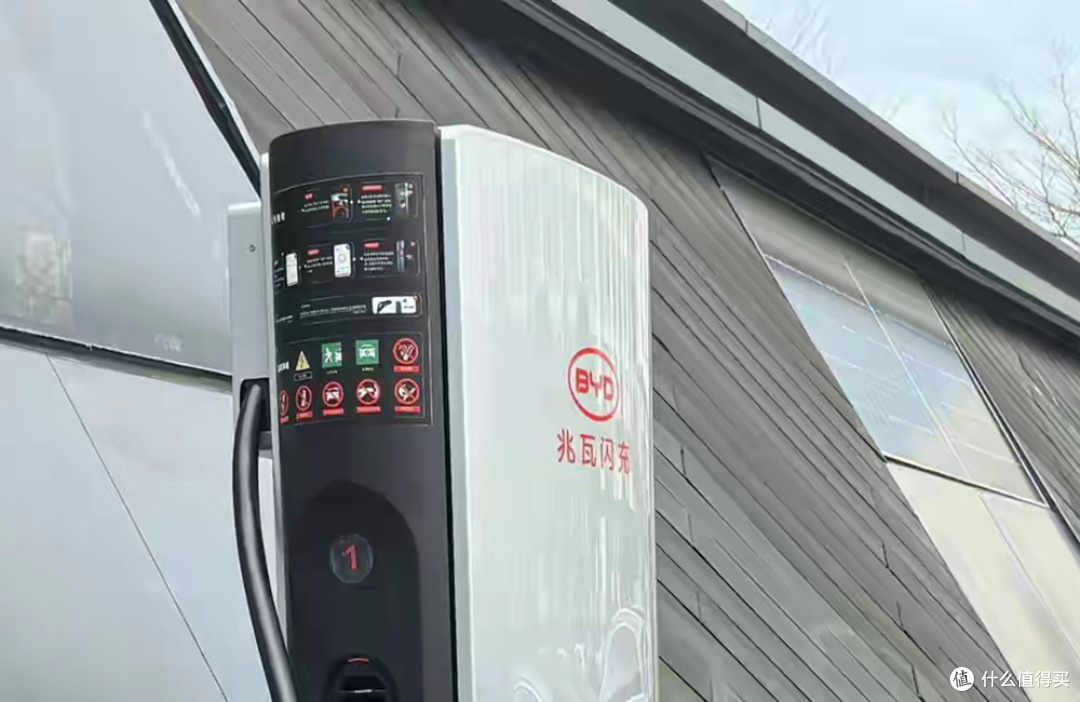 王传福退出价格战,比亚迪换赛道卷技术,12万工程师才是真护城河
