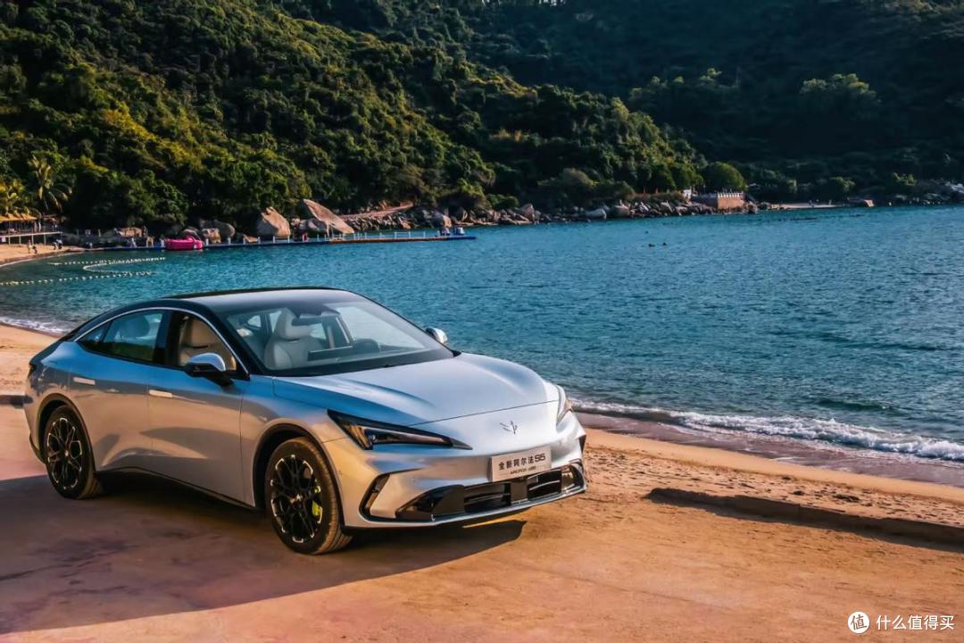 15分钟补能540km,极狐全新阿尔法S5律动上市补贴价9.98万起