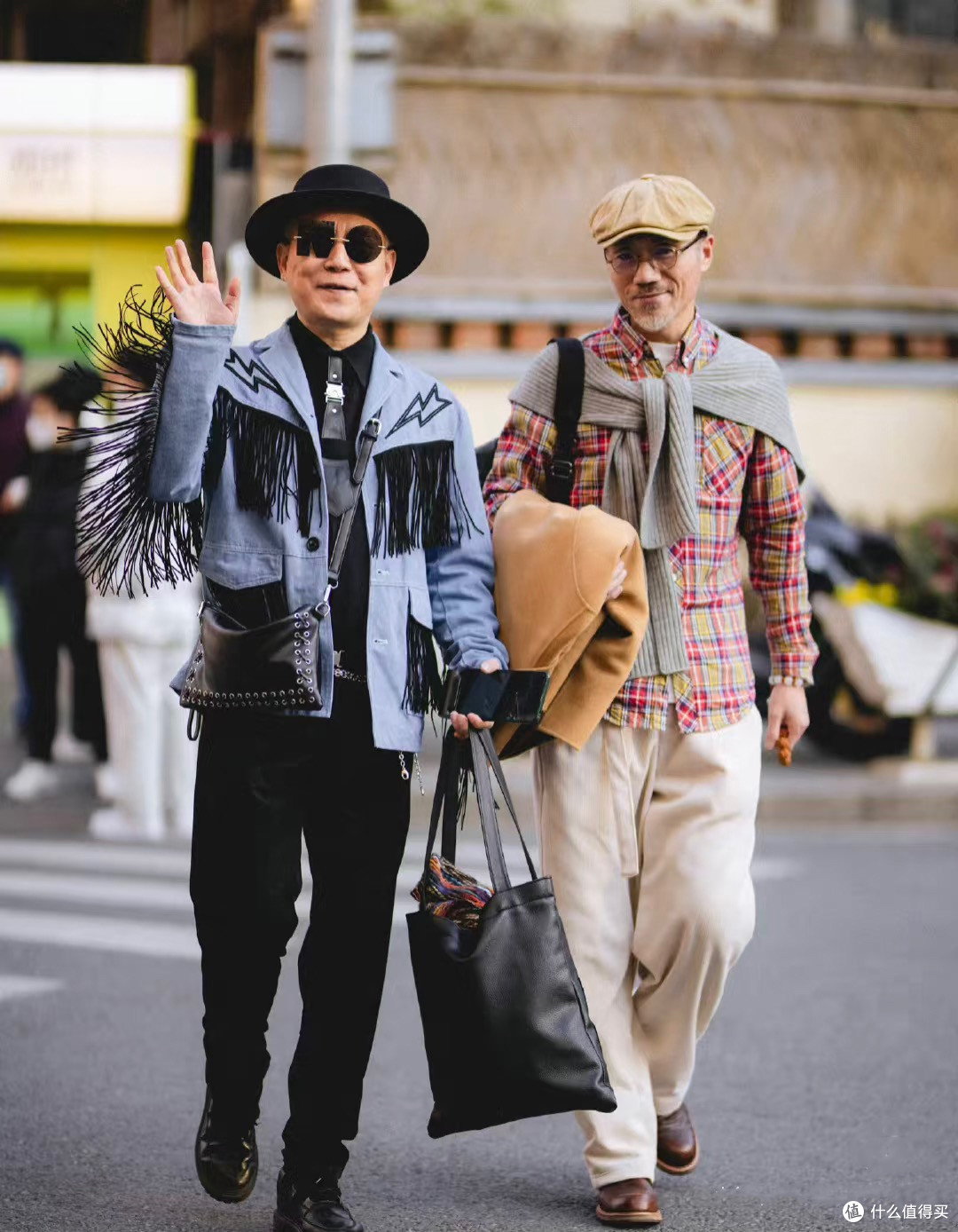 老了以后,不背双肩包,学这些爷爷背这3种包包,时尚高级有品味