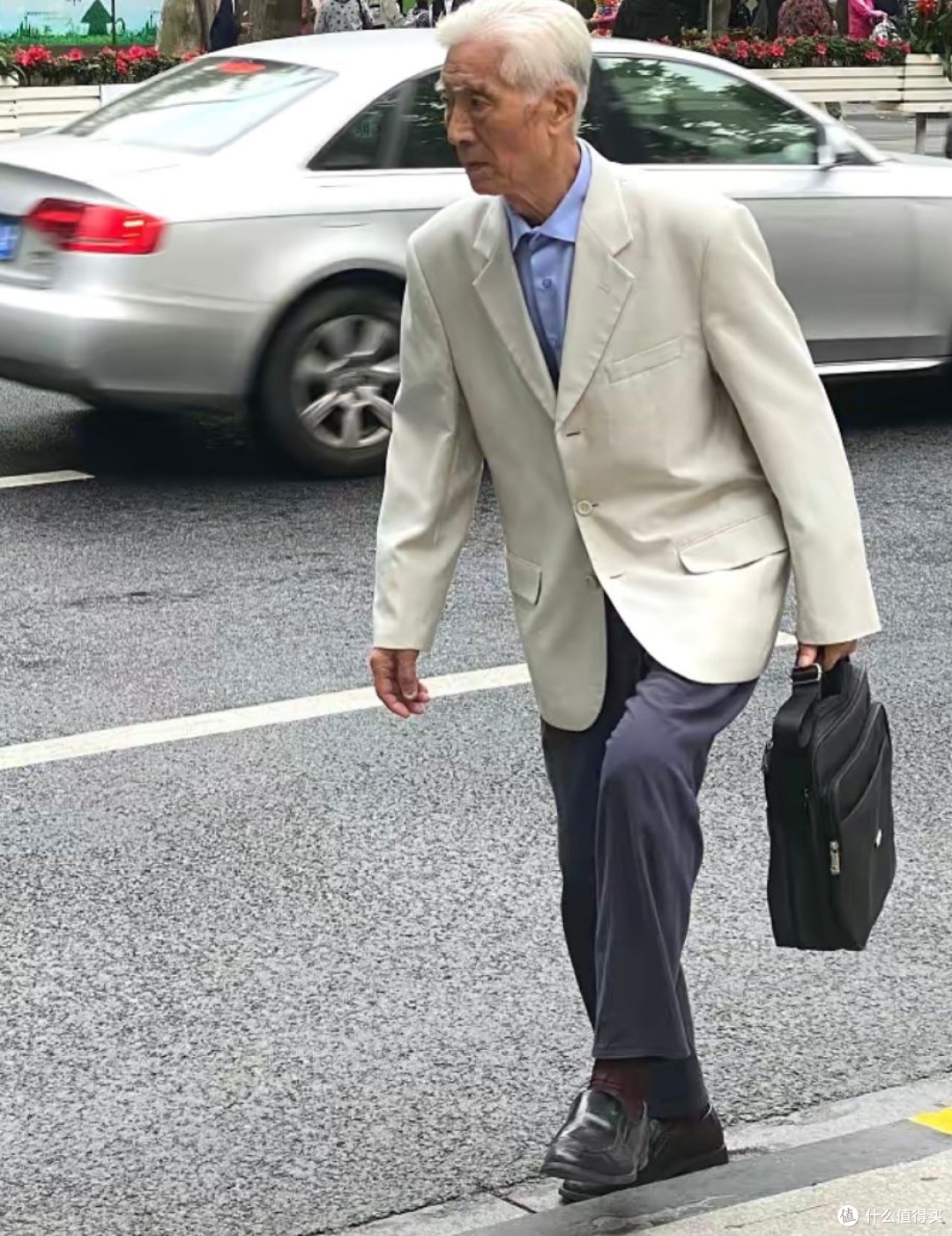 老了以后,不背双肩包,学这些爷爷背这3种包包,时尚高级有品味
