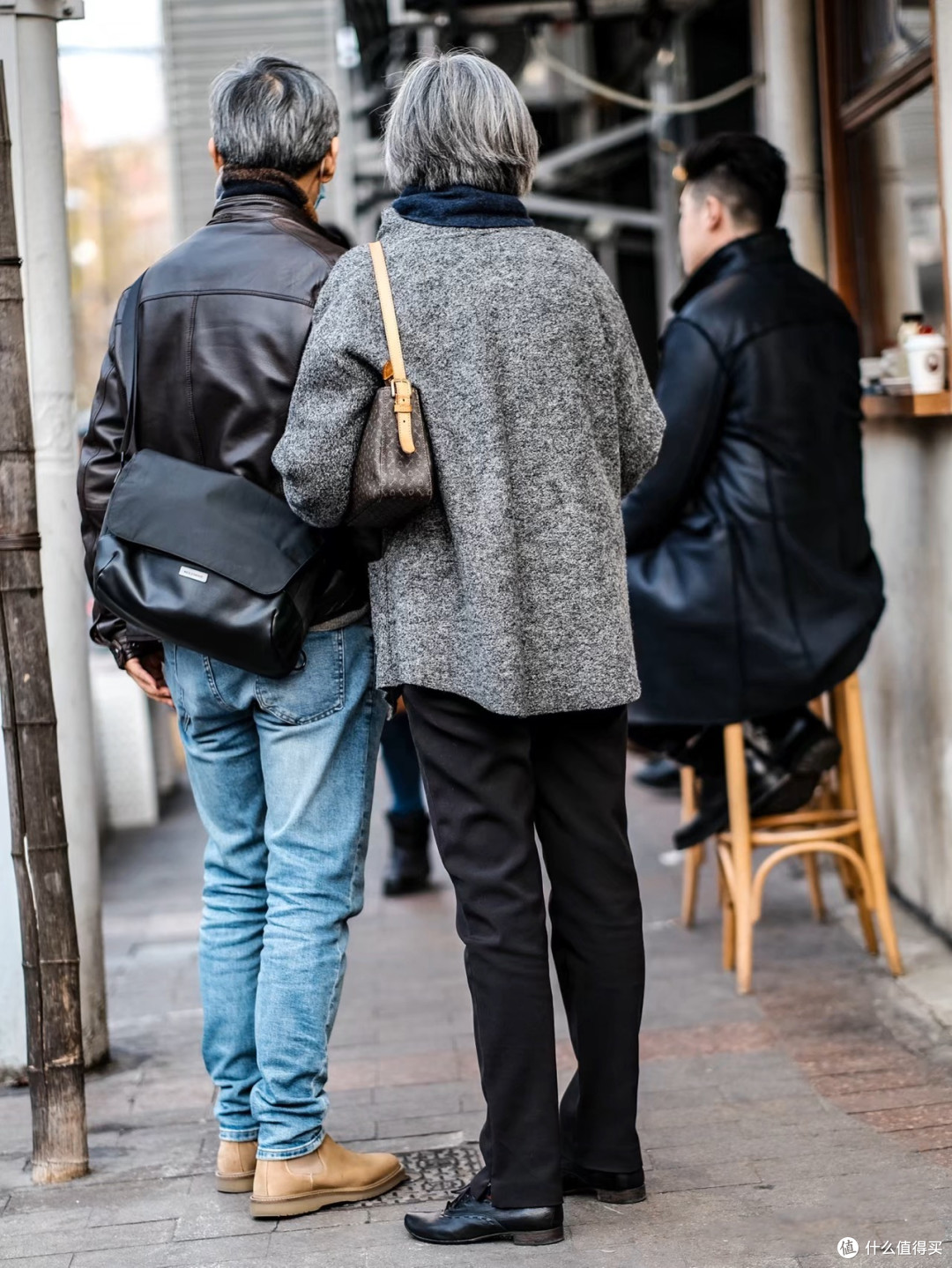 老了以后,不背双肩包,学这些爷爷背这3种包包,时尚高级有品味