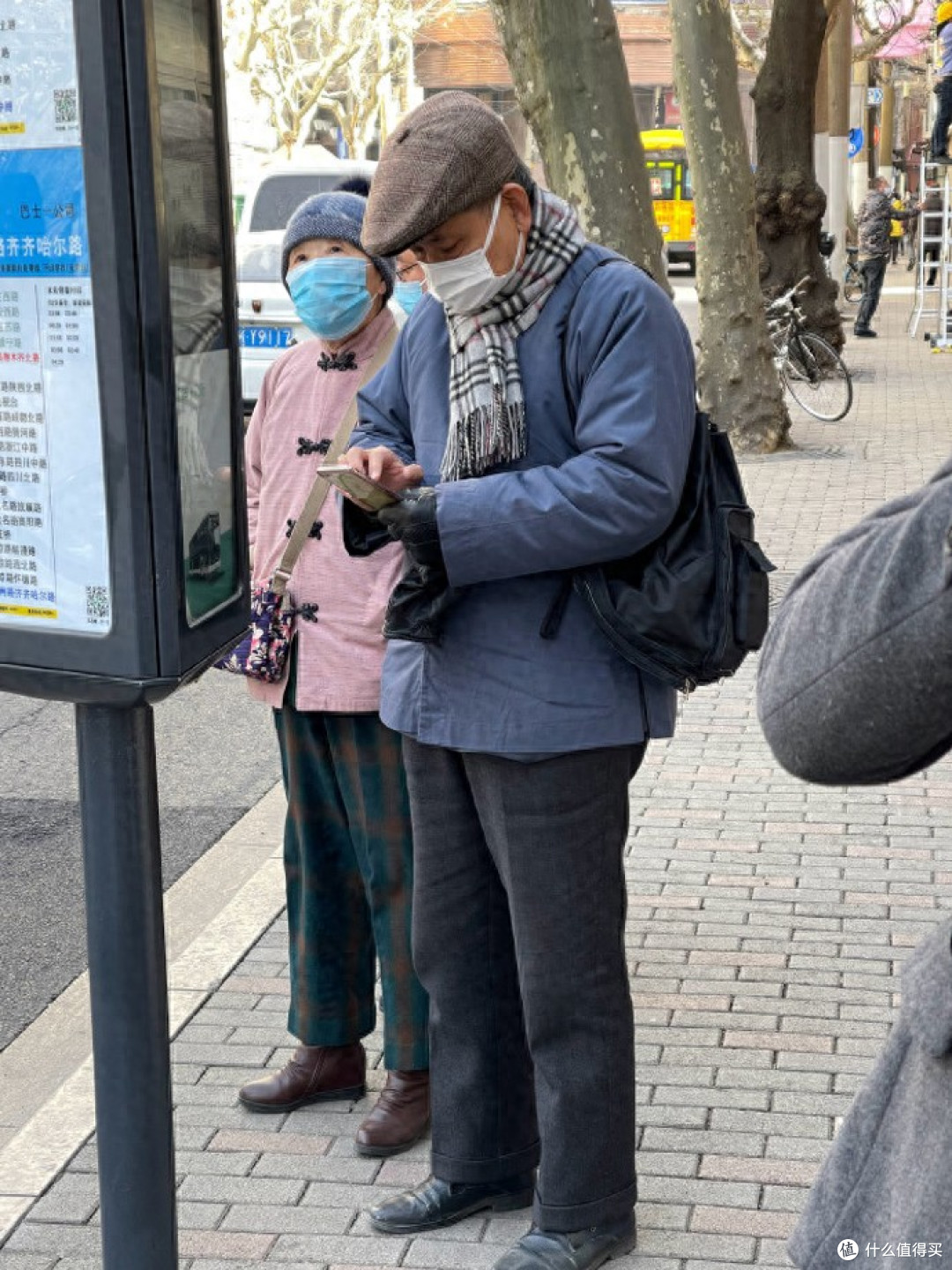 老了以后,不背双肩包,学这些爷爷背这3种包包,时尚高级有品味