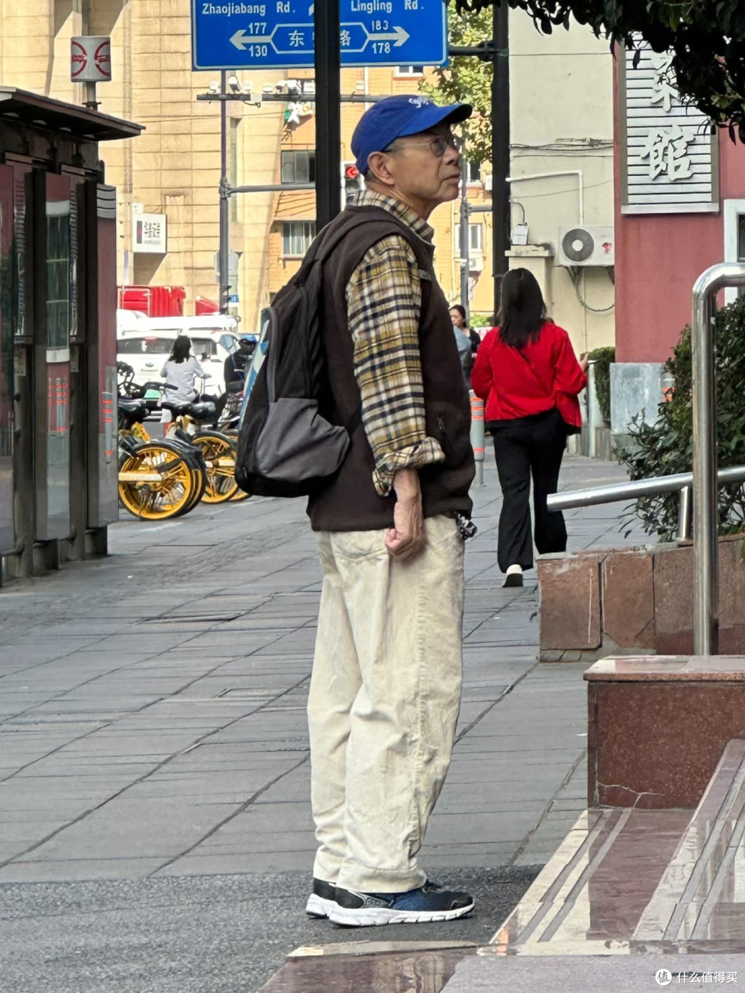 老了以后,不背双肩包,学这些爷爷背这3种包包,时尚高级有品味
