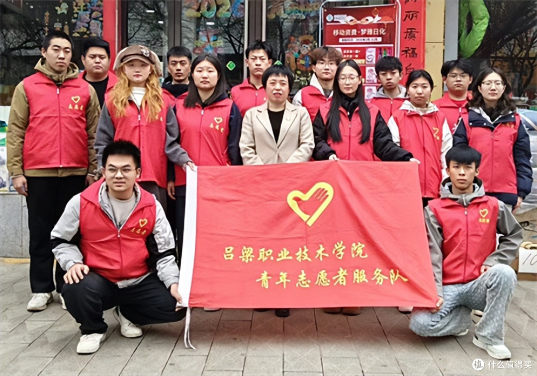 助残助困暖人心——孝义志愿者与吕梁职院学子携手传承雷锋精神