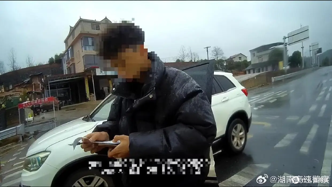 科目四学员开车送考科目一,全车没一张驾驶证,刚上高速就栽了!