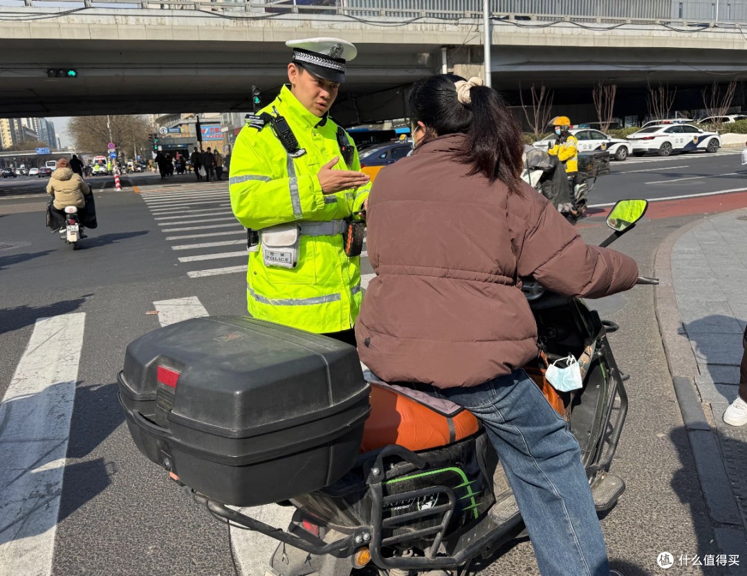 北京市民请注意!5月起骑乘电动自行车将强制要求佩戴头盔