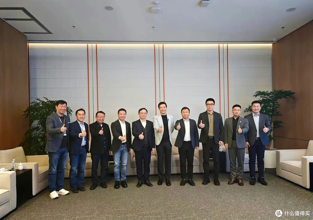 半个汽车圈都来了!小米SU7涨价4000,所有人都在看雷军的朋友圈