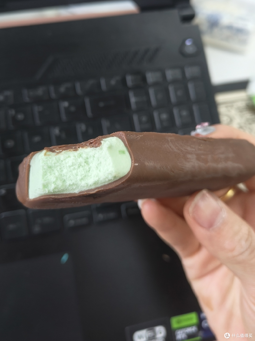 像在吃威化饼