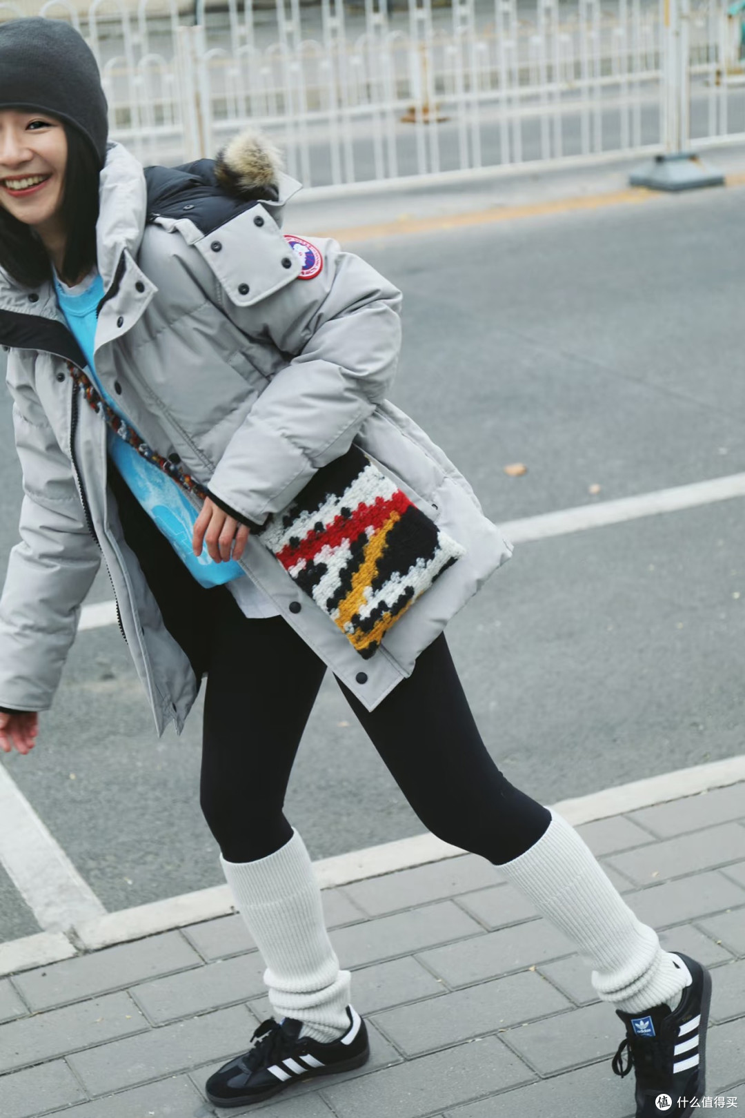 如今很多人在穿:“大鹅羽绒服+lululemon瑜伽裤”,洋气又舒适