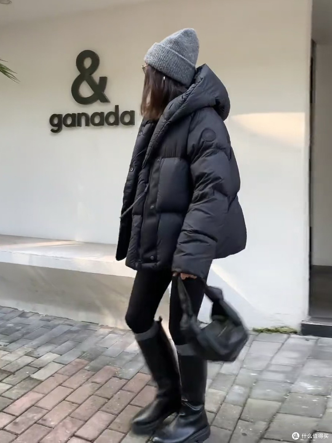 如今很多人在穿:“大鹅羽绒服+lululemon瑜伽裤”,洋气又舒适