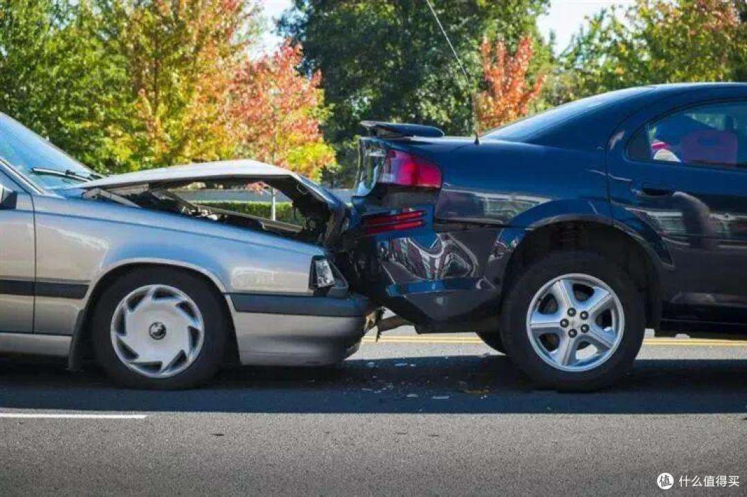 路上开车，不要跟在这几类车的后面，纯属拿命赌运气，要尽快远离