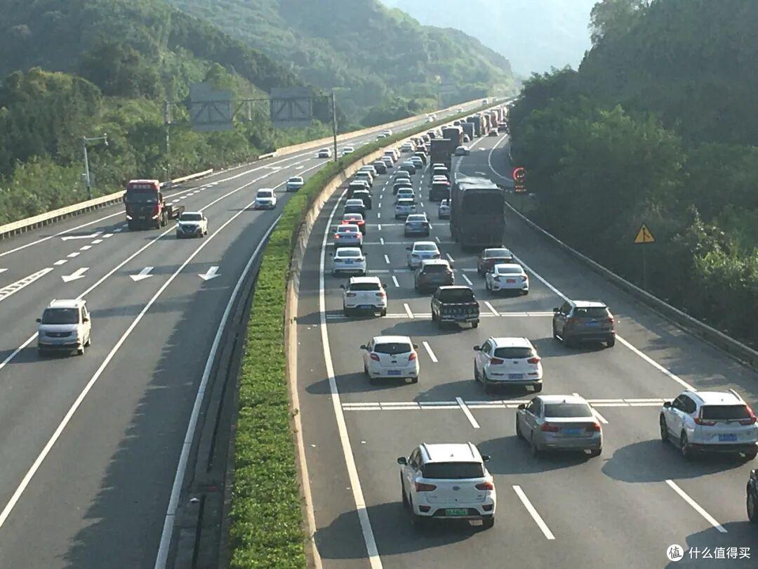 路上开车，不要跟在这几类车的后面，纯属拿命赌运气，要尽快远离