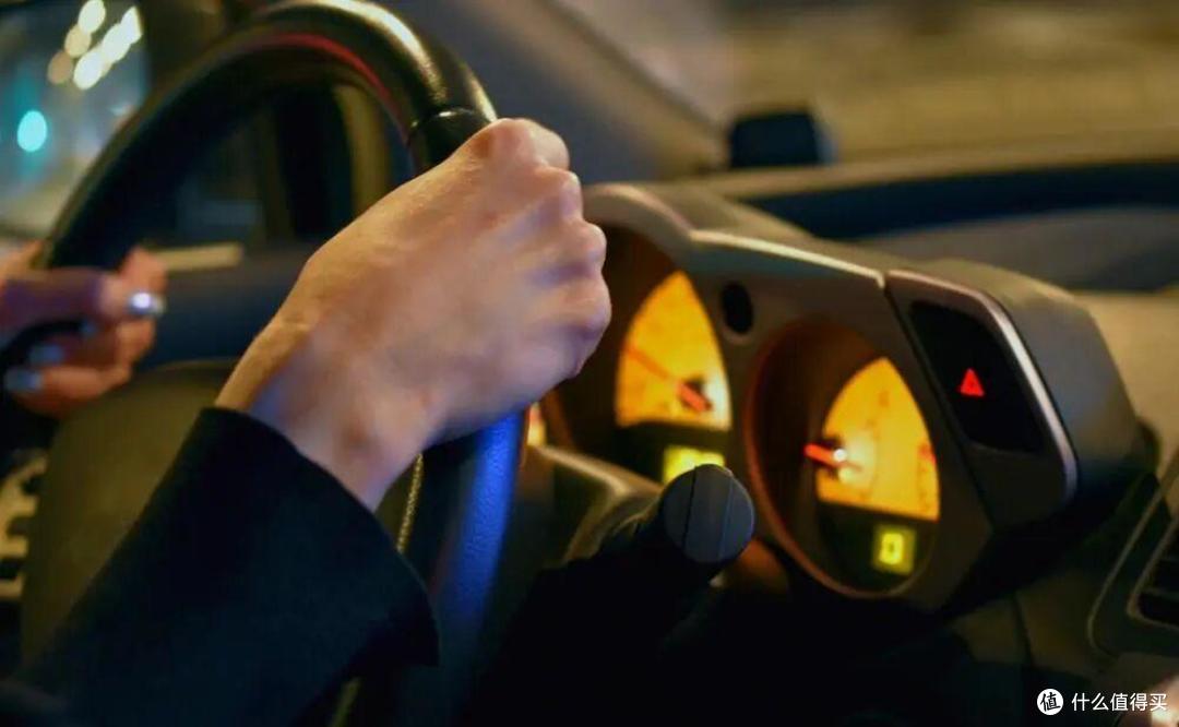 路上开车，不要跟在这几类车的后面，纯属拿命赌运气，要尽快远离