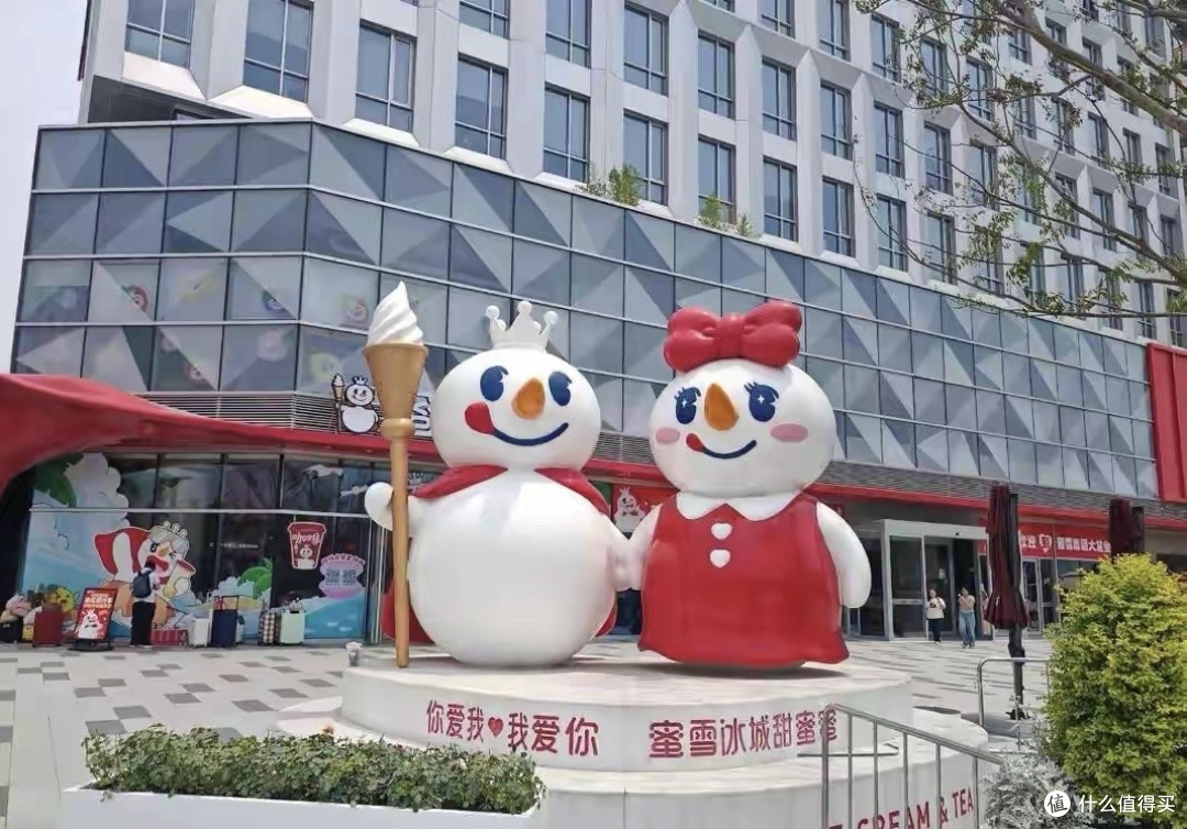攒下上百亿利润后，蜜雪冰城决定花13亿给雪王建一座乐园