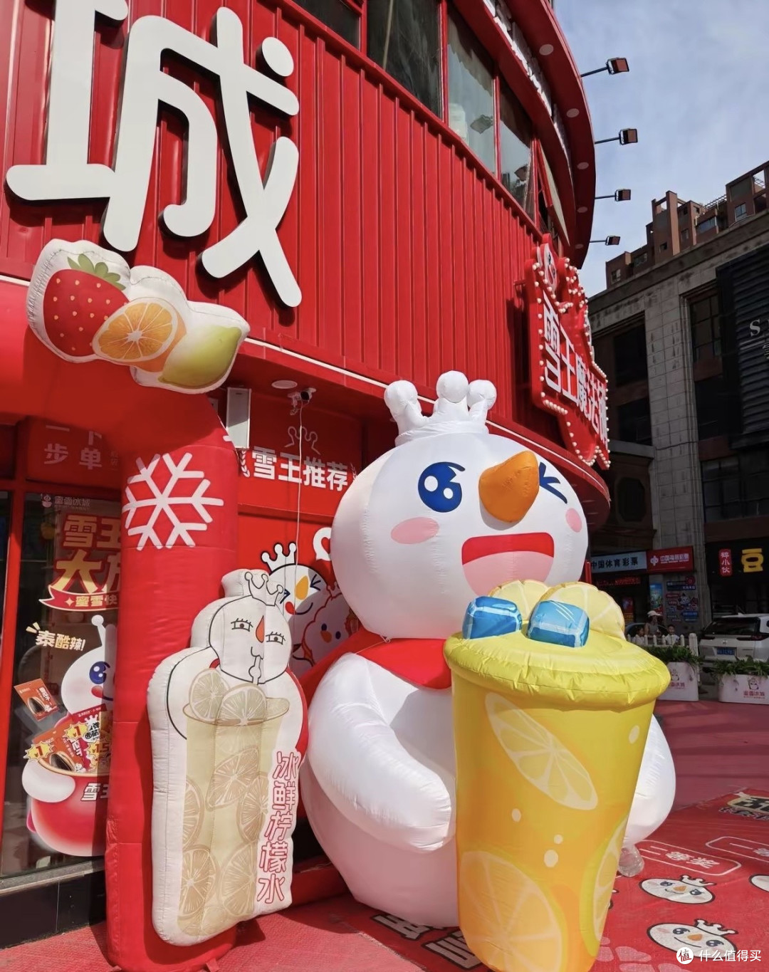 攒下上百亿利润后，蜜雪冰城决定花13亿给雪王建一座乐园