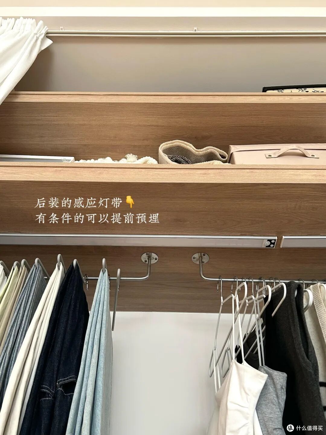 年轻人不做定制衣柜了?学网友的衣柜做法,只挂不叠,收纳力好强