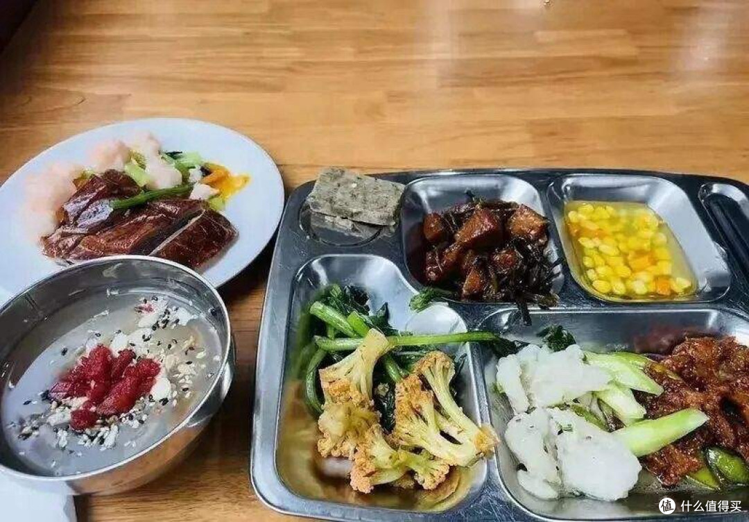“我在食堂1块钱吃到撑”,湖北女子晒伙食走红,网友:劝你善良