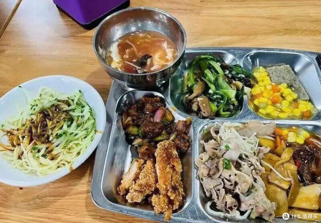 “我在食堂1块钱吃到撑”,湖北女子晒伙食走红,网友:劝你善良