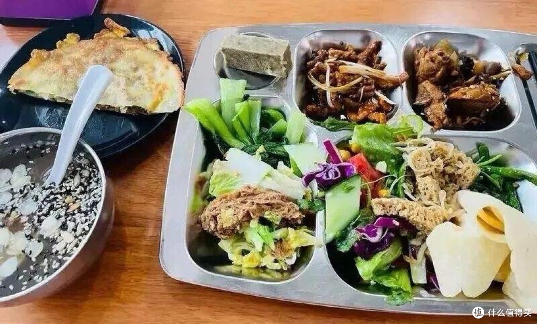 “我在食堂1块钱吃到撑”,湖北女子晒伙食走红,网友:劝你善良