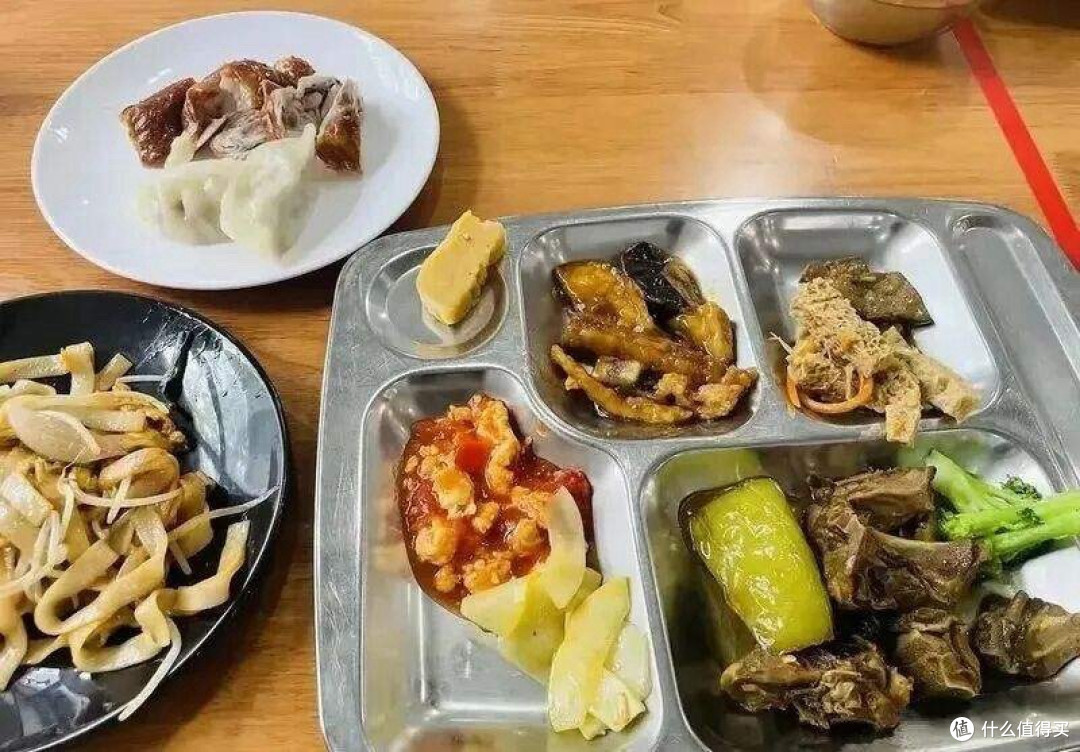 “我在食堂1块钱吃到撑”,湖北女子晒伙食走红,网友:劝你善良