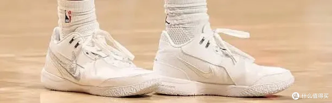 【NBA每日上脚】金色倒钩!穿它打300+场比赛,不腻吗?