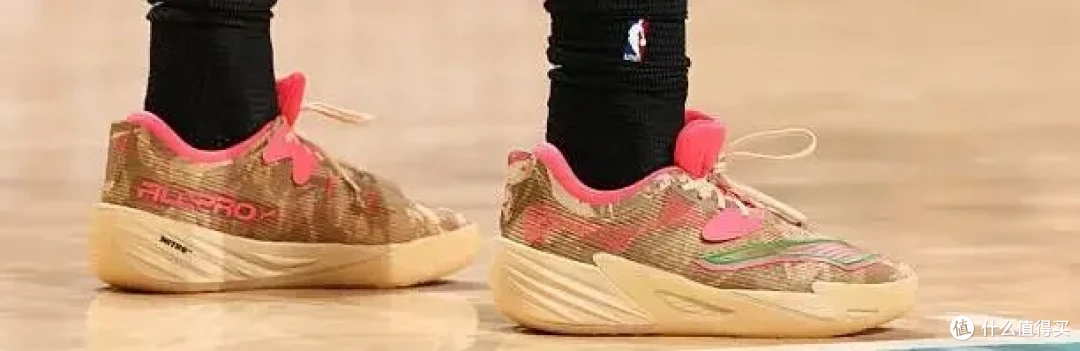 【NBA每日上脚】金色倒钩!穿它打300+场比赛,不腻吗?