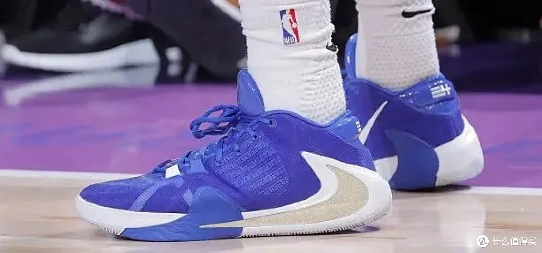 【NBA每日上脚】金色倒钩!穿它打300+场比赛,不腻吗?
