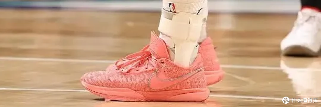【NBA每日上脚】金色倒钩!穿它打300+场比赛,不腻吗?