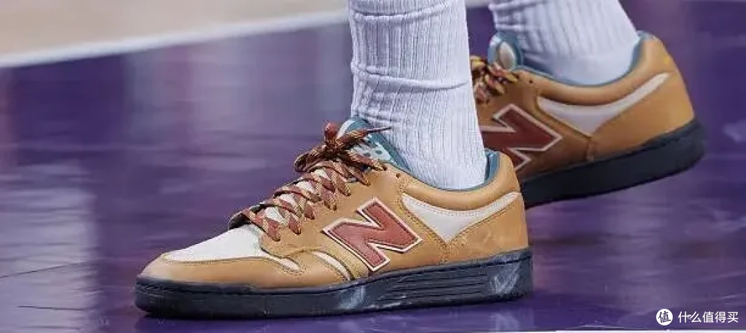 【NBA每日上脚】金色倒钩!穿它打300+场比赛,不腻吗?