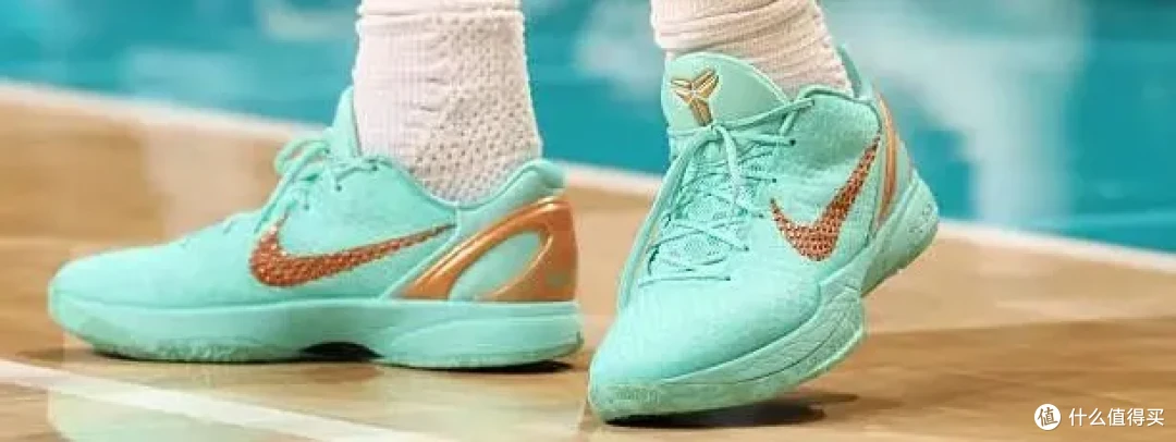 【NBA每日上脚】金色倒钩!穿它打300+场比赛,不腻吗?
