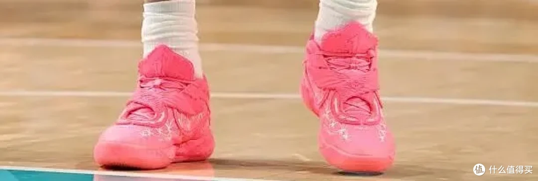 【NBA每日上脚】金色倒钩!穿它打300+场比赛,不腻吗?