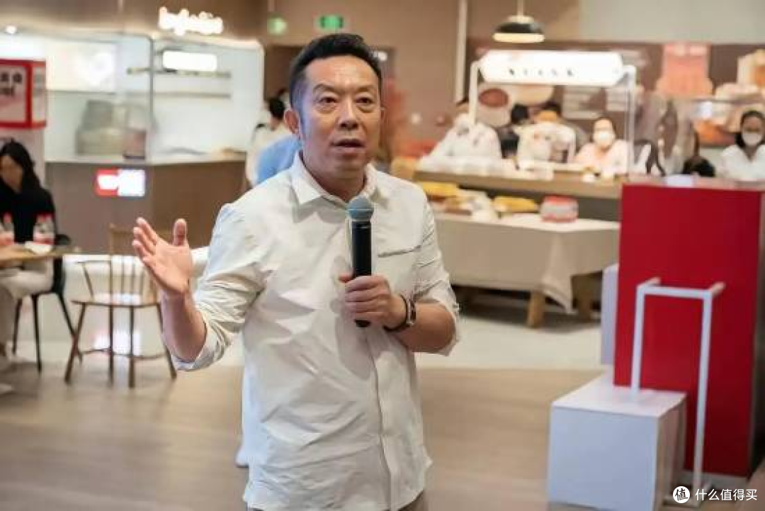 排队1小时、午市秒空!贾国龙躬身卖焖面,人均五六十生意火爆!