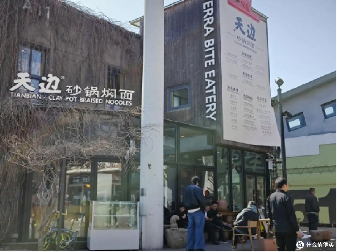 排队1小时、午市秒空!贾国龙躬身卖焖面,人均五六十生意火爆!