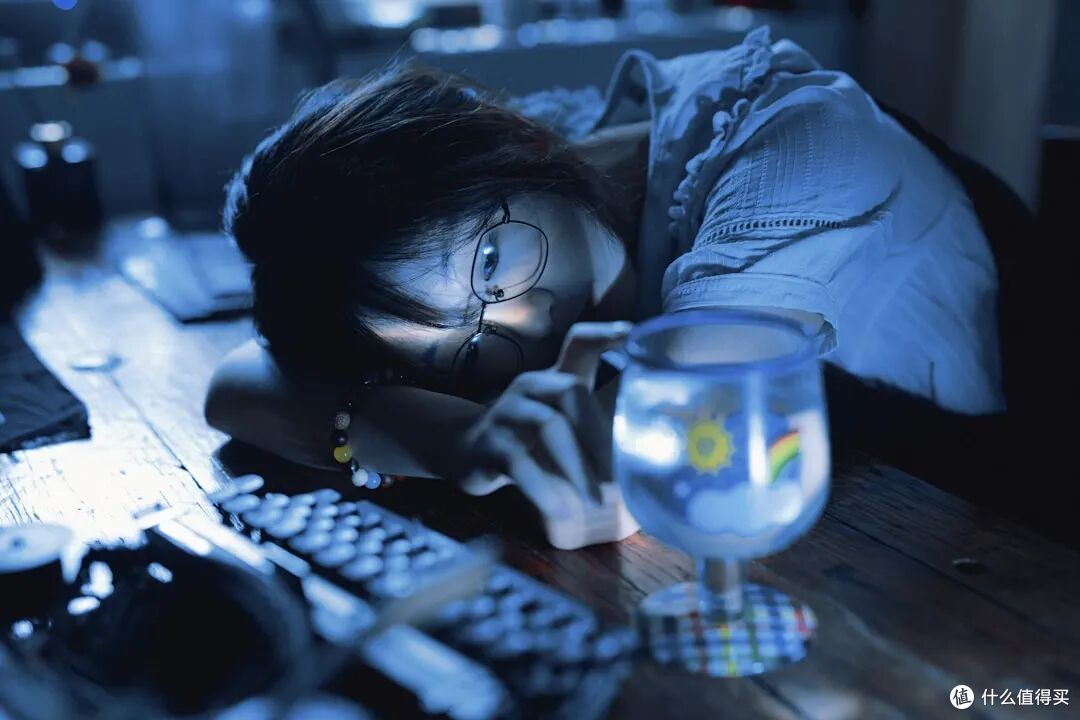 女子熬夜3个月突然对墙讲课:你的睡眠正在毁掉大脑