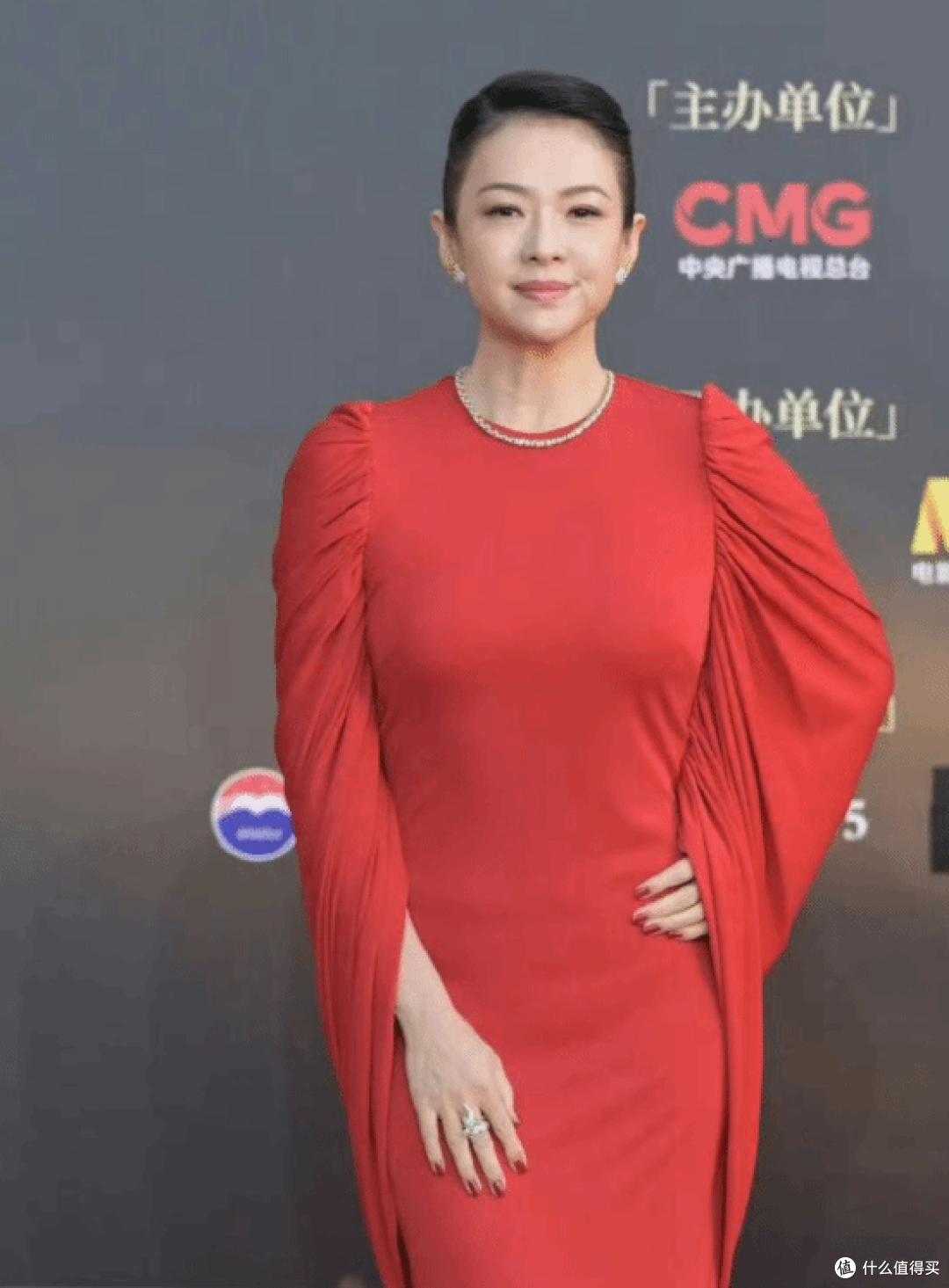 章子怡脸咋了引爆全网，网友直言撞脸刘晓庆，47岁状态争议全解析