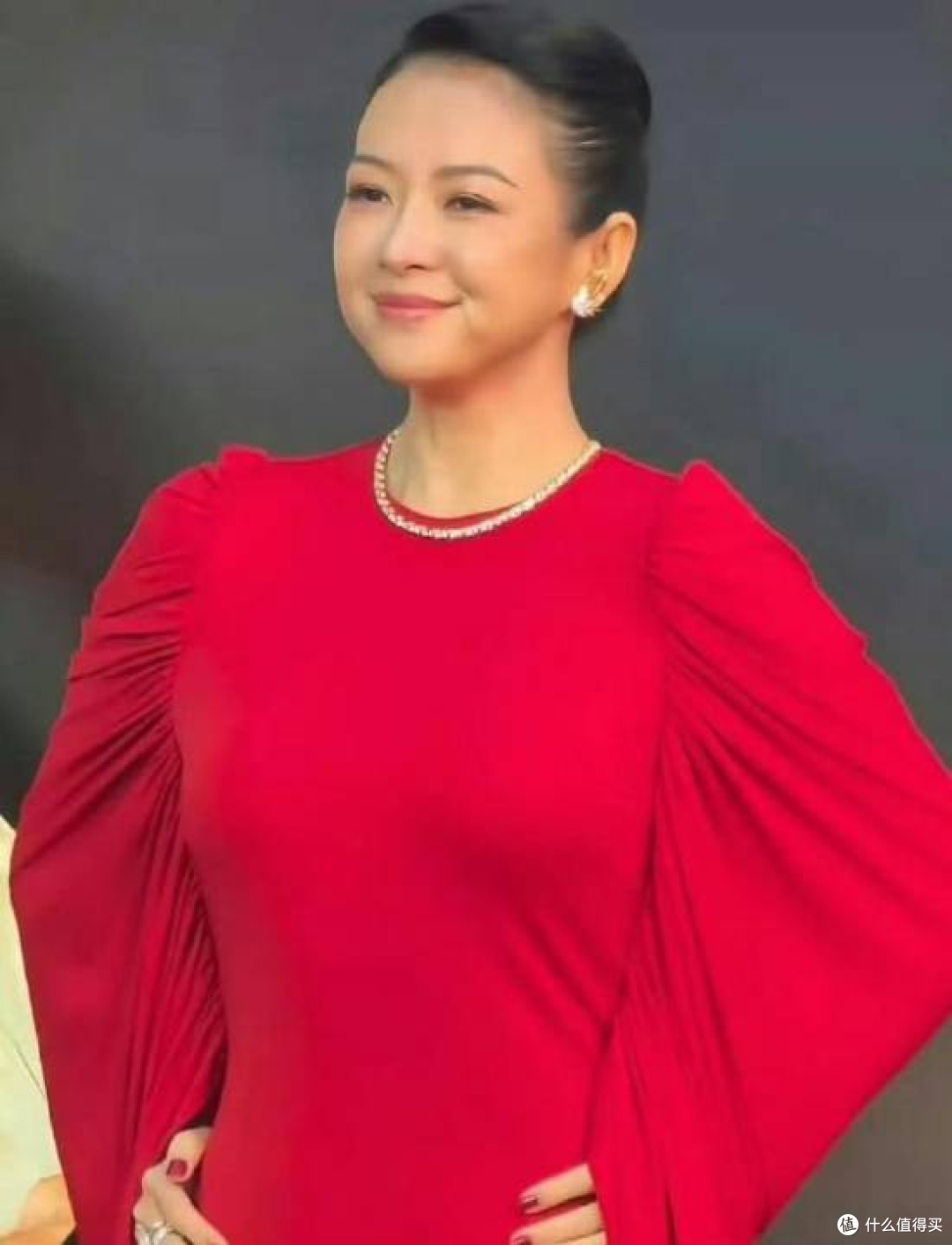 章子怡脸咋了引爆全网，网友直言撞脸刘晓庆，47岁状态争议全解析