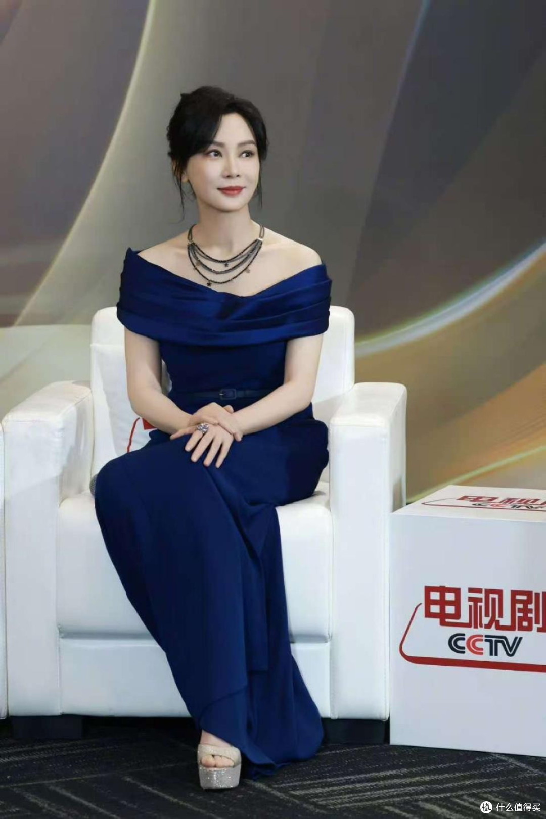 陈数带火了70后的新穿搭:白衬衫搭配阔腿裤,真的时髦洋气又显贵