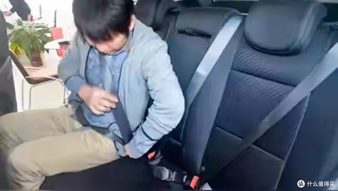"司机哭了!乘客笑了?后排不系安全带,罚单全归车主!"