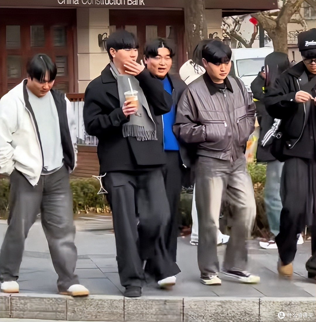 劝你发型不要留“顺产头”，看上海街头的韩国男生，就知道了！