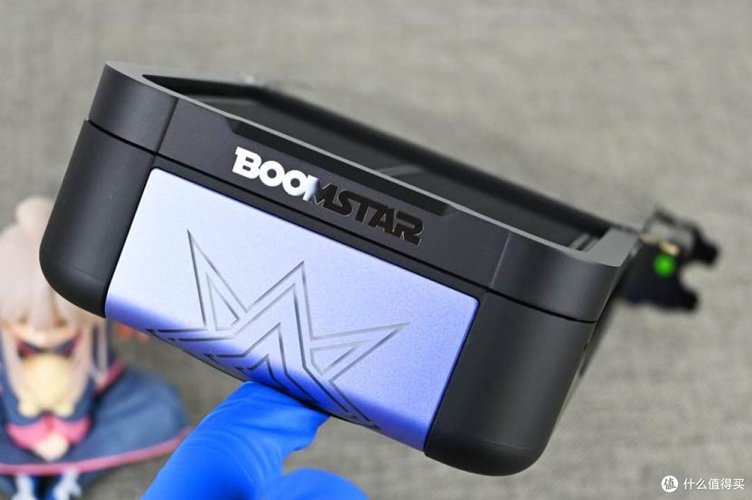 显卡尾部BOOMSTAR星曜LOGO