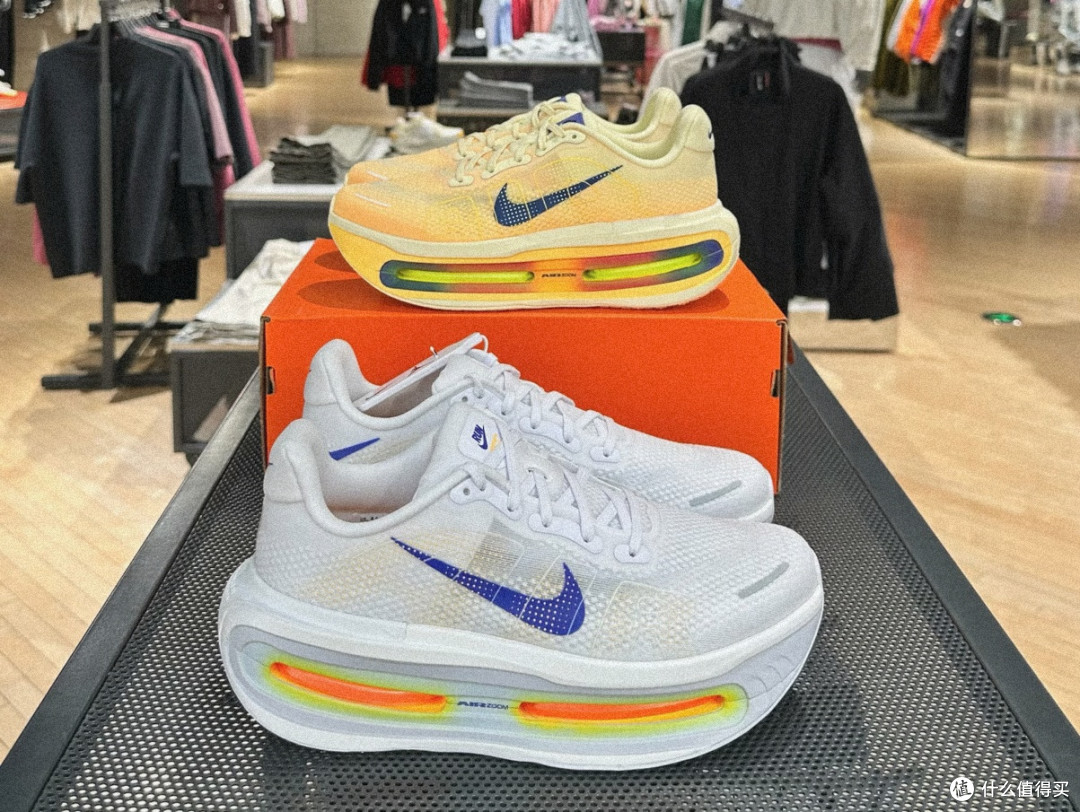 脚踩“云朵”跑步!Nike迈柔顶级缓震鞋,中底黑科技太惊艳