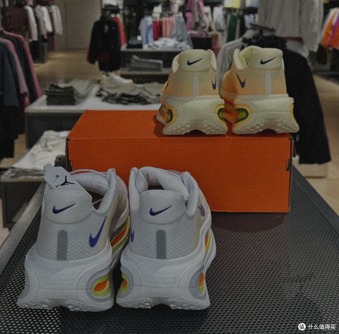 脚踩“云朵”跑步!Nike迈柔顶级缓震鞋,中底黑科技太惊艳